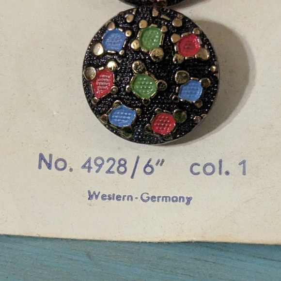 Vintage Set of 4 Unique Multi Buttons Original Card Western Germany ✨ 2 /$15 ✨ - Picture 4 of 4